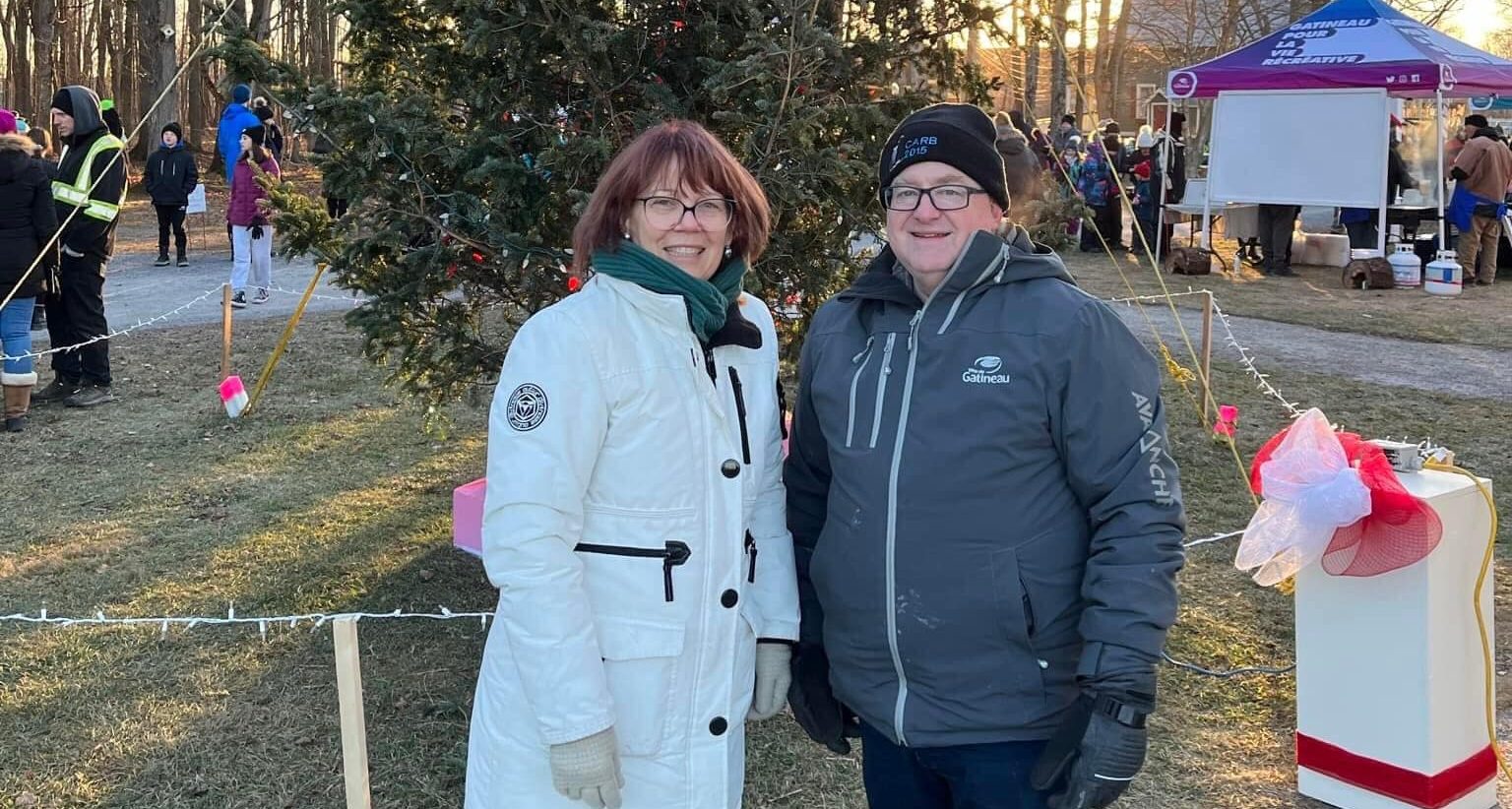 Nathalie Lepage en compagnie de Jean Lessard, conseiller du district, lors de la fête de Noël du parc en 2022.